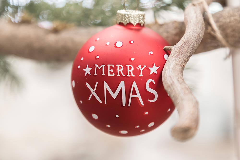 lilly kaefer weihnachten deko geschenke christbaumkugel rot